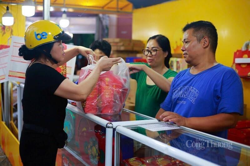 Người dân tới mua bánh trung thu tại tác quầy bánh trên vỉa hè.