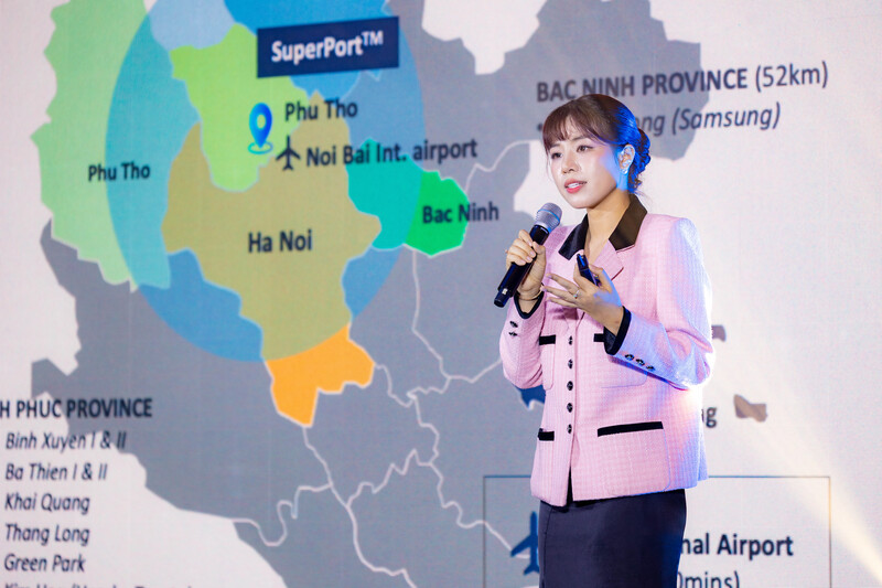 Bà Nguyễn Hạ Thủy Tiên, Trưởng phòng Chiến lược và Kế hoạch của Vietnam SuperPort™ chia sẻ tại Hội nghị Kết nối Logistics và thương mại số. Ảnh: Thanh Trang