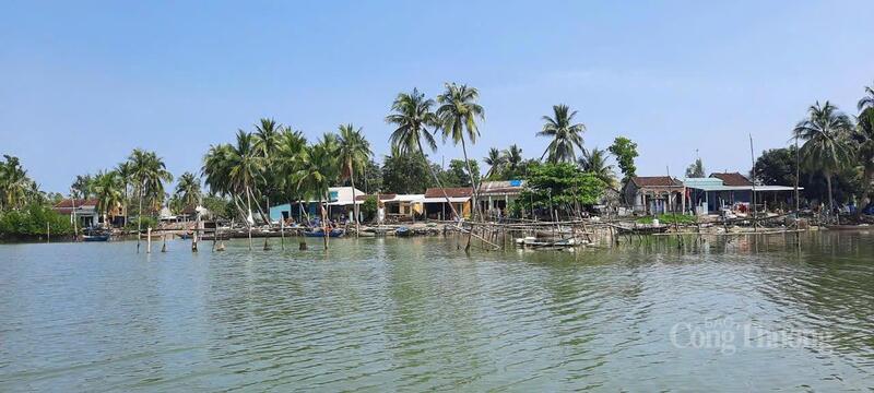 Một góc thôn Long Thạnh Tây, nơi gặp nhiều khó khăn do cách trở đò ngang