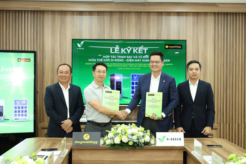 Đại diện Công ty Cổ phần Phát triển Trạm sạc Toàn cầu V-Green và Công ty Cổ phần Thế Giới Di Động ký kết hợp tác mở rộng mạng lưới trạm sạc và tủ đổi pin xe điện trên toàn quốc. Ảnh: BTC