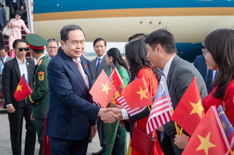 Đại sứ Việt Nam tại Malaysia Đinh Ngọc Linh và phu nhân; cán bộ, nhân viên Đại sứ quán đón Chủ tịch Quốc hội Trần Thanh Mẫn, Phu nhân và Đoàn đại biểu cấp cao Việt Nam tại sân bay quốc tế Bunga Raya Complex, Kuala Lumpur. Ảnh: Phạm Thắng