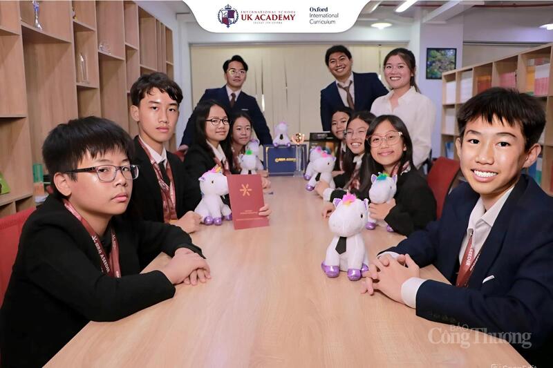 Học sinh UKA Bình Thạnh cùng các đại diện Việt Nam tham dự chung kết HCBC 2025. Ảnh: Thí sinh cung cấp