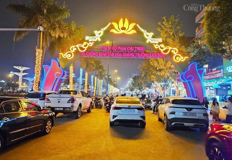 Phố đi bộ Phan Chu Trinh và không gian văn hóa Quảng trường Lam Sơn là điểm nhấn của phường Hạc Thành, tỉnh Thanh Hóa lúc về đêm.