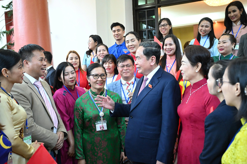 Chủ tịch Quốc hội Trần Thanh Mẫn và Phu nhân trò chuyện với bà con người Việt Nam tại Malaysia. Ảnh: VPQH.