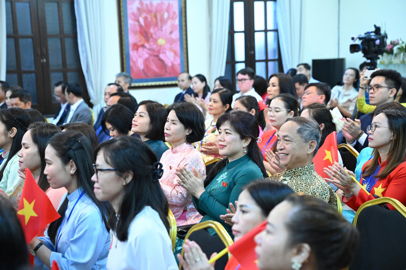 Các đại biểu và bà con người Việt Nam tại Malaysia tại buổi gặp gỡ. Ảnh: VPQH.