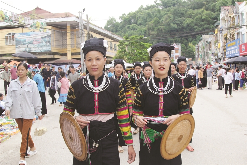 Chợ phiên Cao Bằng là nơi tiêu thụ sản phẩm và không gian du lịch văn hoá (Ảnh: Thuý Hồng)