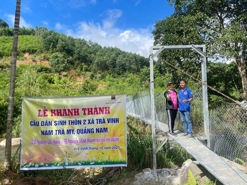 Một công trình cầu dân sinh vắt ngang suối sâu được xây dựng từ những tấm lòng thiện nguyện. Ảnh: Nguyễn Dương
