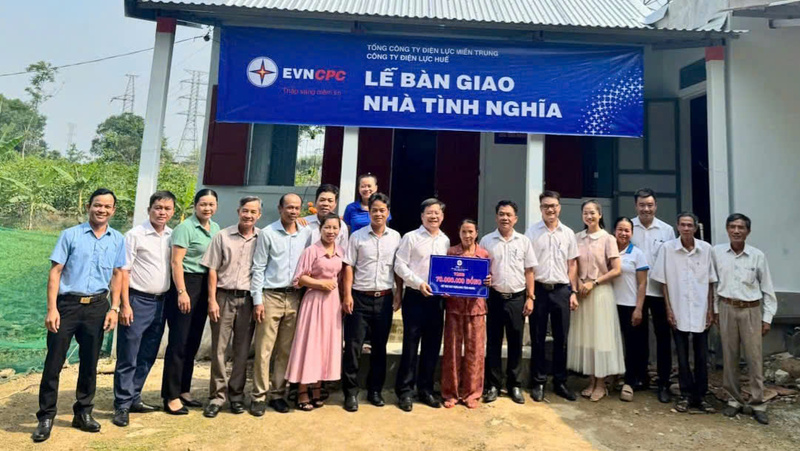 PC Huế đã hoàn thành và bàn giao 5 căn nhà tình nghĩa cho các hộ gia đình có hoàn cảnh gia đình đặc biệt khó khăn trên địa bàn thành phố Huế. Ảnh: D. Huyền