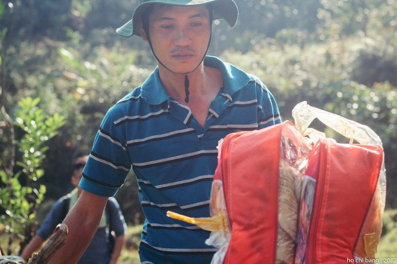 Lặn lội mang về cho các em học sinh từng chiếc chăn ấm. Ảnh: Nguyễn Dương