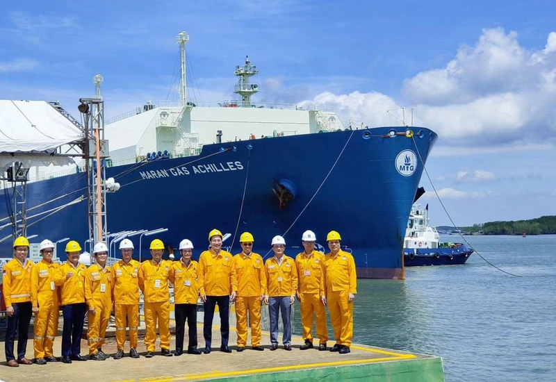 Lãnh đạo PV GAS chụp ảnh lưu niệm cùng con tàu LNG đầu tiên đến Việt Nam (Ảnh PV GAS)