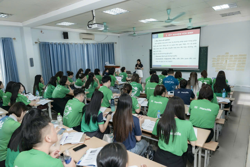 Tư vấn viên Manulife được đào tạo kiến thức về sức khỏe cộng đồng tại trường Đại học Y Hà Nội. Ảnh: Huệ Ngọc