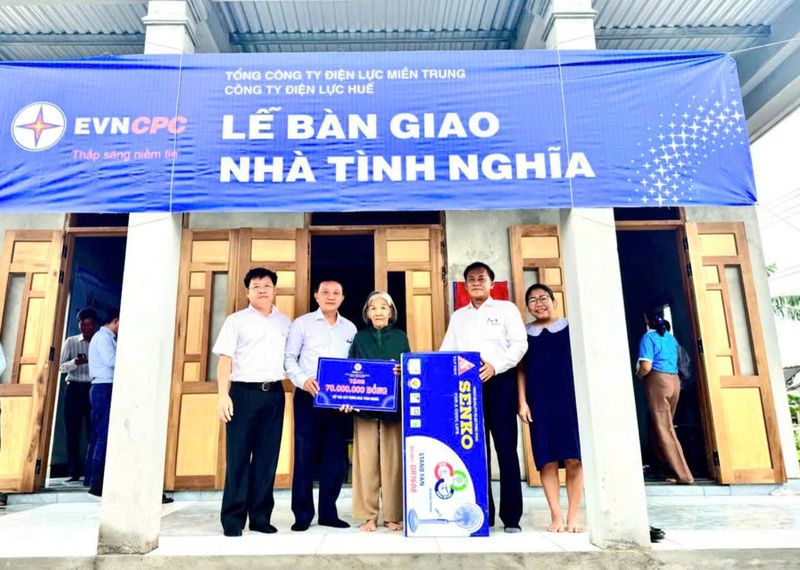 Đại diện Lãnh đạo PC Huế trao quà cho các hộ gia đình. Ảnh: D. Huyền
