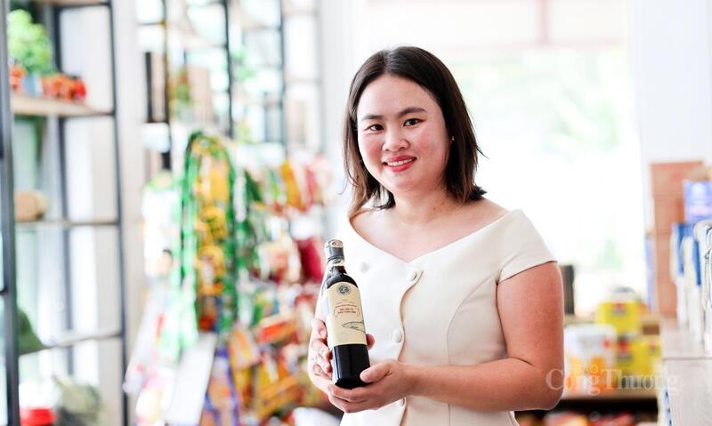 Chị Nguyễn Thị Sáng - Chủ tịch Hội đồng quản trị kiêm Giám đốc HTX Phú Sáng. Ảnh: Trọng Tùng