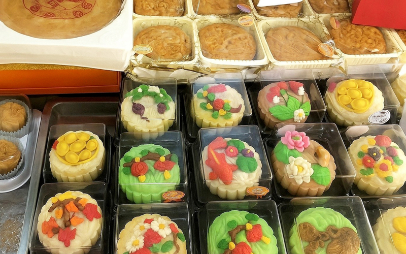 Phía sau những chiếc bánh nhiều màu sắc, câu chuyện về nguồn gốc, chất lượng sản phẩm vẫn là vấn đề khiến người tiêu dùng không khỏi lo lắng.