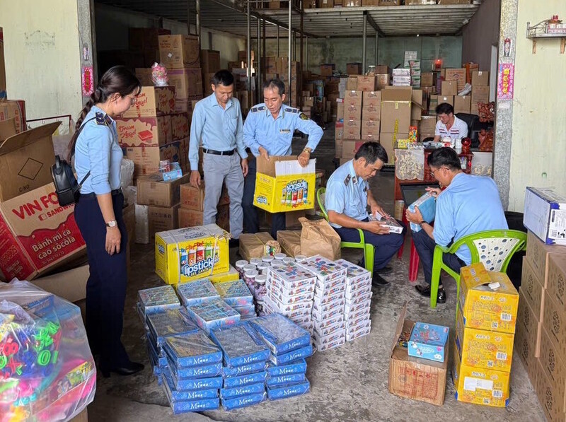 Lực lượng Quản lý thị trường TP. Cần Thơ kiểm tra hàng hoá trên địa bàn.