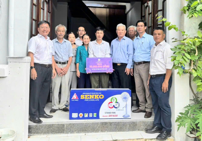 Công ty Điện lực Huế phối hợp với chính quyền địa phương tổ chức Lễ bàn giao nhà tình nghĩa cho hộ gia đình ông Nguyễn Hữu Thanh Long. Ảnh: D. Huyền