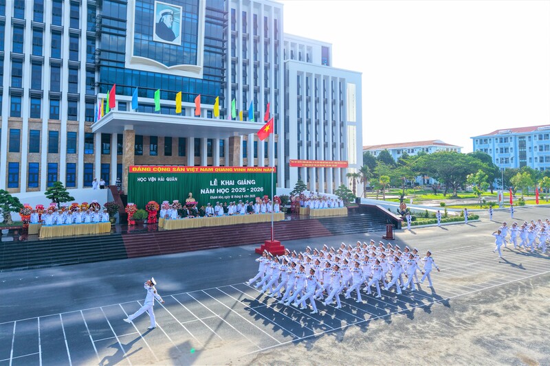 Duyệt đội ngũ tại lễ khai giảng