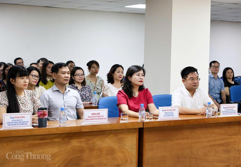Bí thư Đảng uỷ, Tổng Biên tập Báo Công Thương Nguyễn Văn Minh tham dự hội nghị. Ảnh: Nam Nguyễn