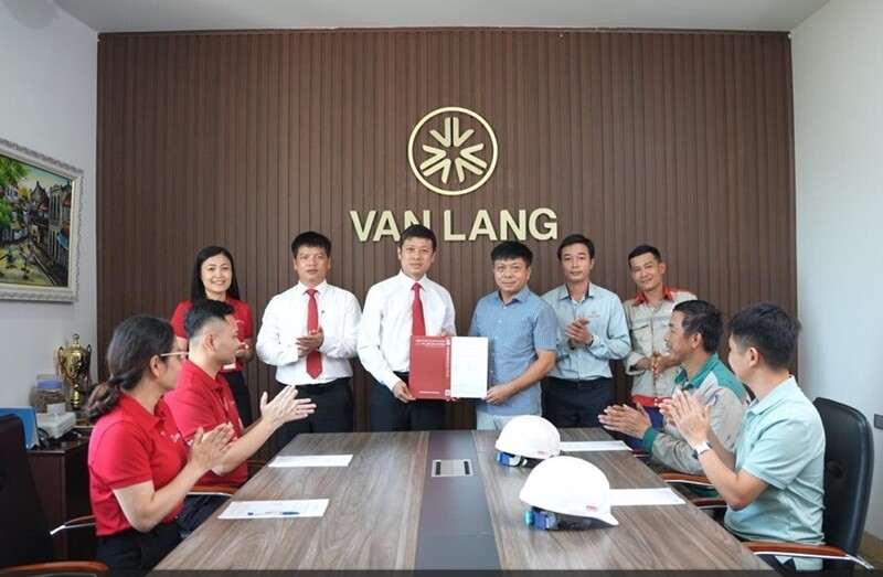 Agribank Chi nhánh Nam Thanh Hóa đồng hành cùng Công ty TNHH Văn Lang Yufukuya giúp doanh nghiệp đẩy mạnh phát triển các dự án xanh góp phần xây dựng nền kinh tế carbon