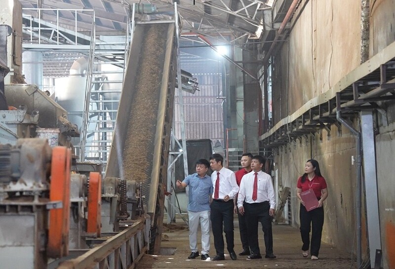 Ông Lang Văn In, Chủ tịch Hội đồng thành viên công ty TNHH Văn Lang Yufukuya đưa cán bộ Agribank thăm quan mô hình sản xuất của doanh nghiệp