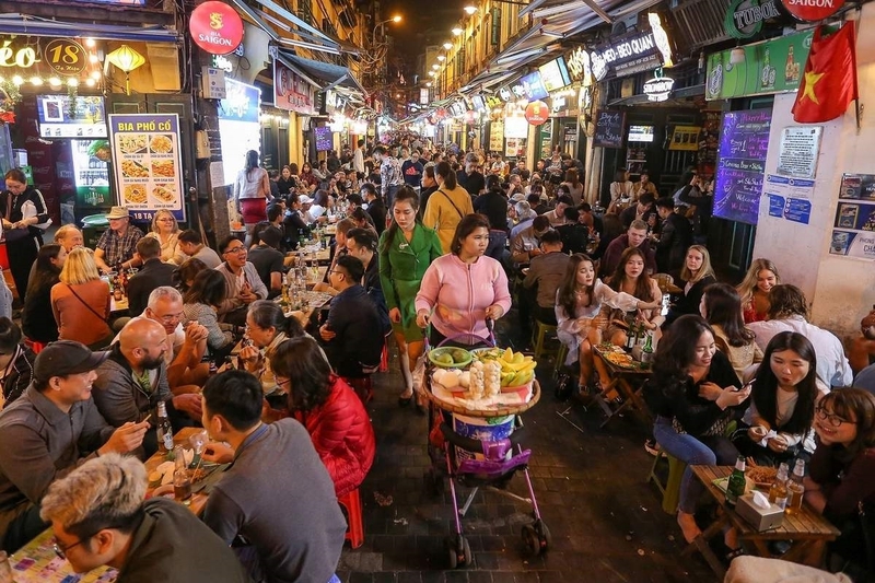 Ẩm thực đường phố Hà Nội rất được khách quốc tế yêu thích. Ảnh: Nguyệt Anh