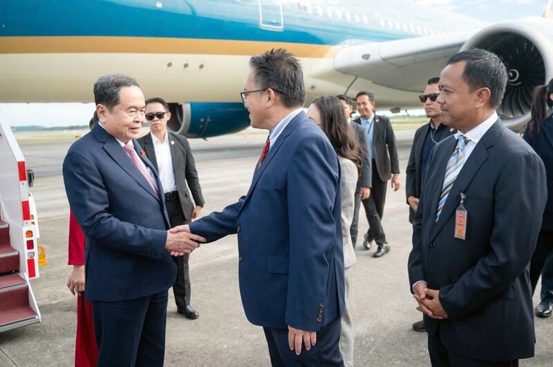 Phó Chủ tịch Thượng viện Malaysia Datuk Nur Jazlan Bin Tan Sri Mohamed; đại diện Ban Tổ chức AIPA Malaysia đón Chủ tịch Quốc hội Trần Thanh Mẫn, Phu nhân và Đoàn đại biểu cấp cao Việt Nam tại sân bay quốc tế Bunga Raya Complex, Kuala Lumpur. Ảnh: Phạm Thắng