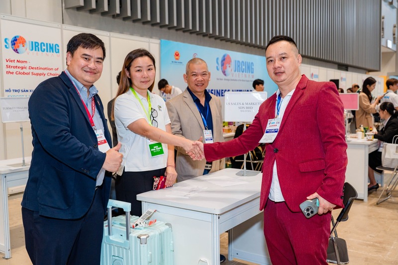 Tham tán thương mại Lê Phú Cường (trái ảnh) đưa đoàn doanh nghiệp Malaysia về nước tham dự Vietnam International Sourcing 2025