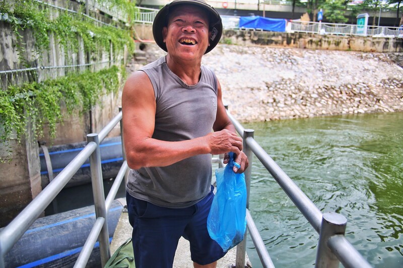 Ông Bùi Vinh (Từ Liêm, Hà Nội) trên tay cầm “chiến lợi phẩm” hào hứng chia sẻ: “Mấy hôm trước tôi câu được cả ký cá, nay tuy cá có vẻ ít hơn nhưng vẫn vui, chiều nào tôi cũng mang cần ra đây vừa hít thở không khí trong lành ở vừa câu cá thư giãn”.