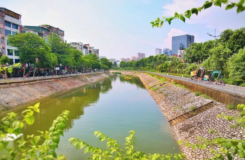 Sông Tô Lịch nước trong xanh, người Hà Nội thích thú câu cá - 1
