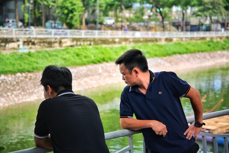Sông Tô Lịch nước trong xanh, người Hà Nội thích thú câu cá - 9
