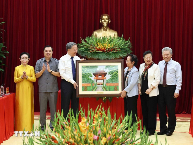 Tổng Bí thư Tô Lâm tặng bức tranh lưu niệm cho Hội Khuyến học Việt Nam. Ảnh: TTXVN