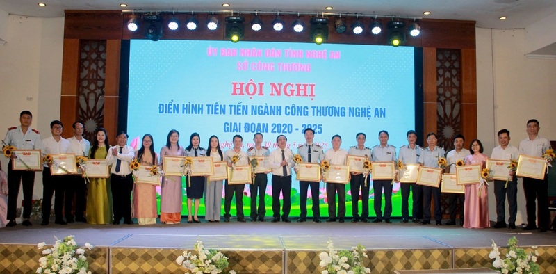 Lãnh đạo Sở Công Thương Nghệ An tặng Giấy khen cho các cá nhân có thành tích xuất sắc trong phong trào thi đua yêu nước, giai đoạn 2020 - 2025 (Chi bộ Phòng Quản lý Năng lượng được khen thưởng 1 tập thể và 2 cá nhân). Ảnh: Nhóm tác giả