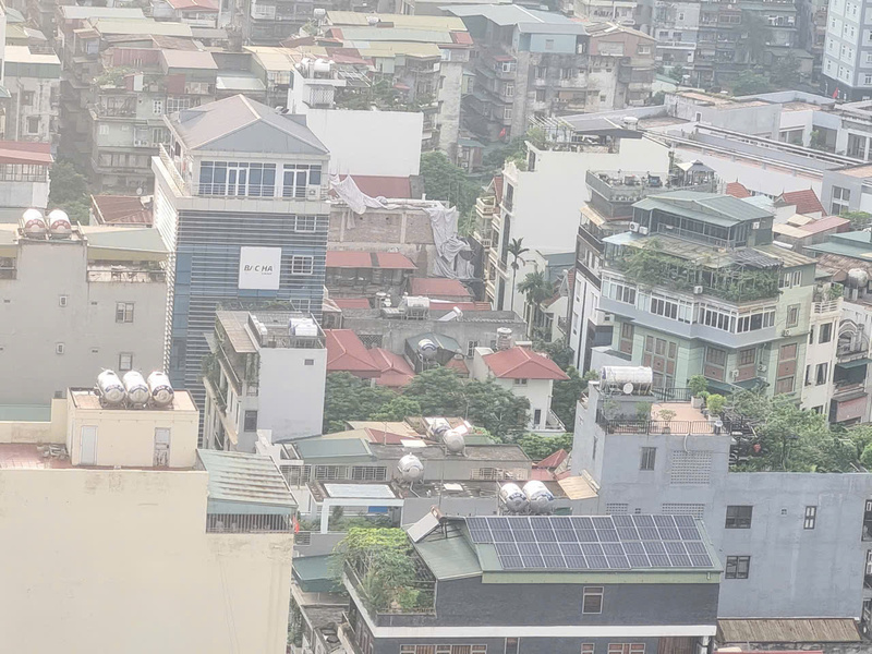 Hệ thống điện mặt trời áp mái màu đen của gia đình bà Lê Thị Lư nổi bật giữa khu dân cư. Ảnh: Văn Thi