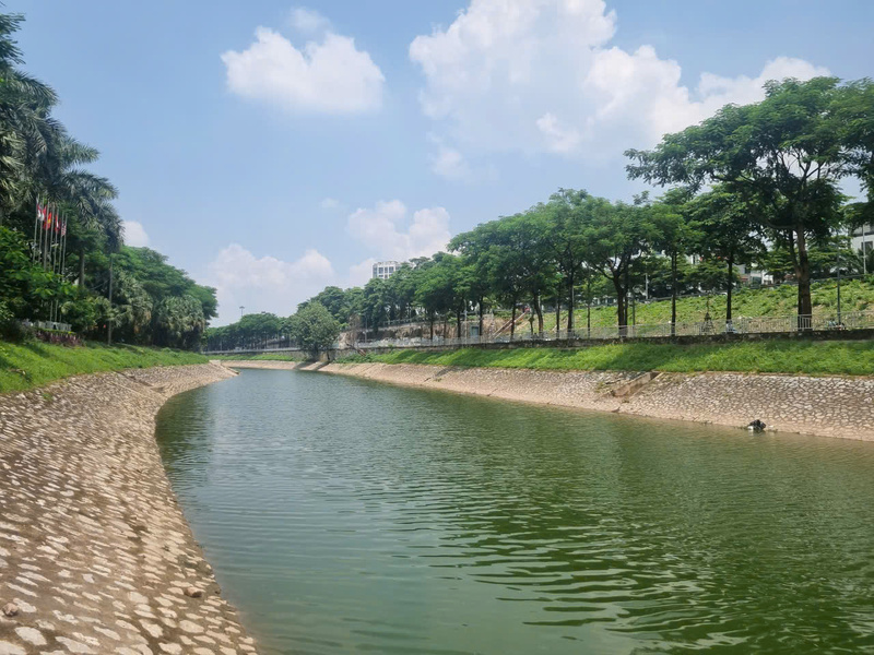 Những bãi cỏ non trải dài ven bờ, hai bên đường thẳng tắp hàng cây xanh mát, dòng Tô Lịch nước trong veo phản chiếu mây trời, gợi nên bức tranh thơ mộng giữa lòng Thủ đô.