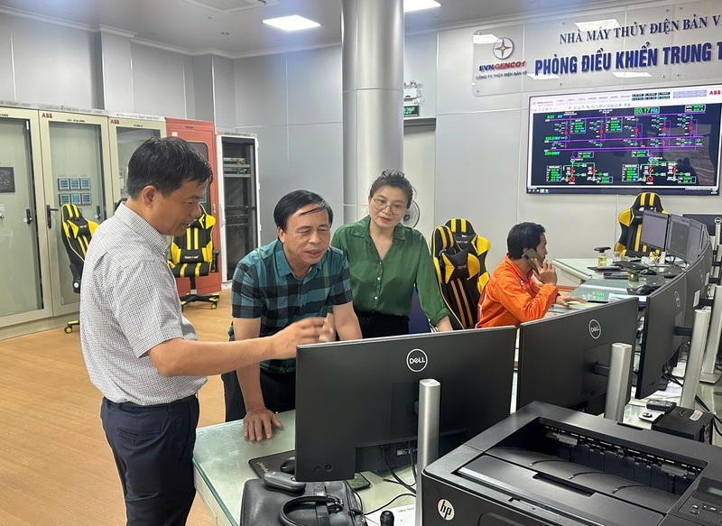 Ông Phạm Văn Hóa, Giám đốc Sở Công Thương cùng Phòng Quản lý Năng lượng kiểm tra tại Nhà máy Thủy điện Bản Vẽ trong đợt lũ do ảnh hưởng của hoàn lưu bão số 3. Ảnh: Nhóm tác giả