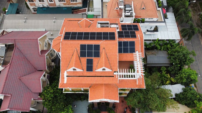 Các kỹ sư Công ty CP Công nghệ Tích hợp Sao Nam thi công Hệ thống điện mặt trời áp mái cho một hộ dân tại Hà Nội.