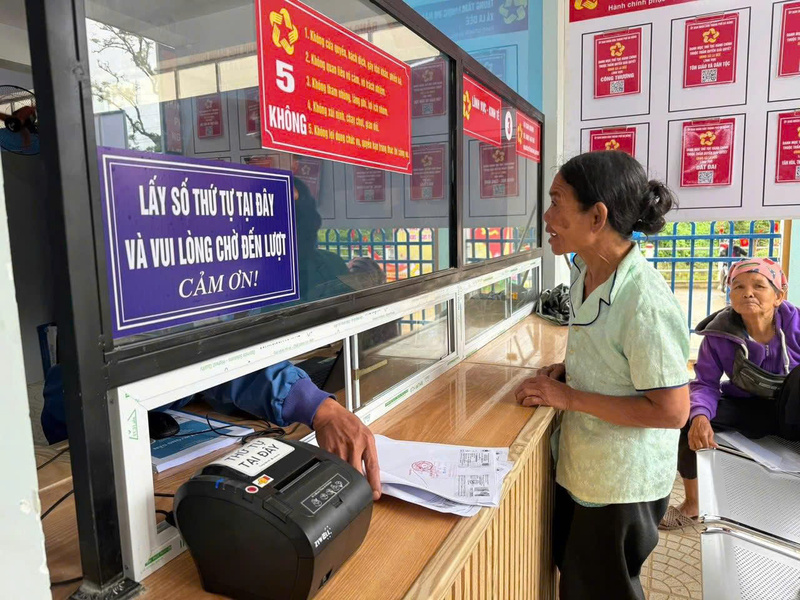 Vượt qua những khó khăn ban đầu, các cán bộ miền núi đang từng ngày cống hiến sức mình để phục vụ tốt hơn cho người dân. Ảnh: Nguyễn Dương