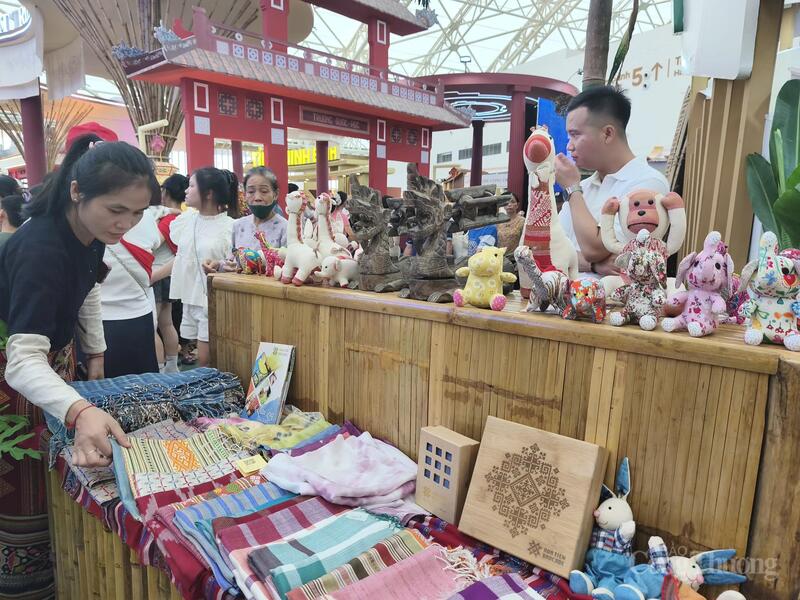 Một gian hàng sản phẩm truyền thống tham gia triển lãm. Ảnh: Nguyễn Hoà