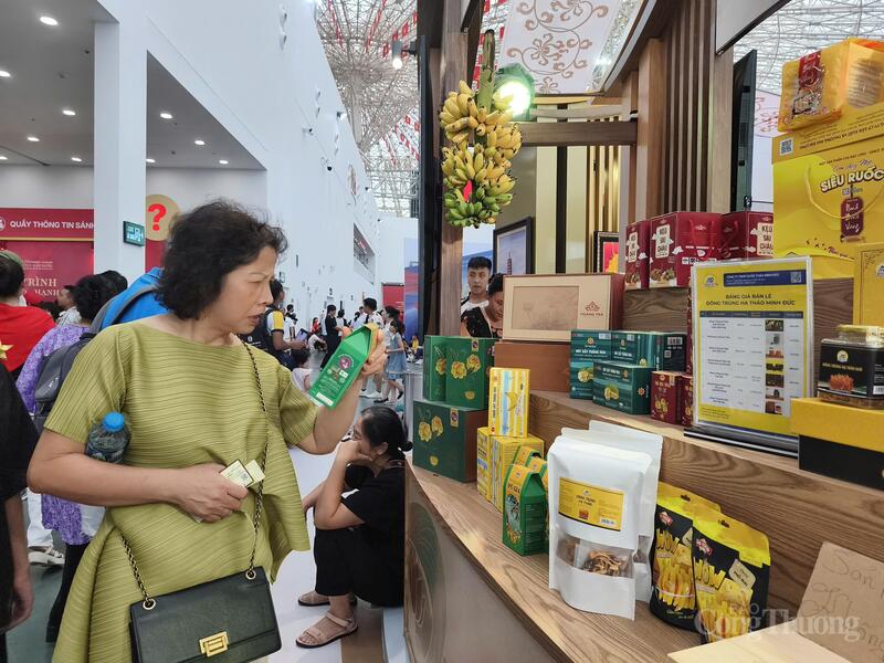 Người tiêu dùng mua sắm tại triển lãm. Ảnh: Nguyễn Hoà