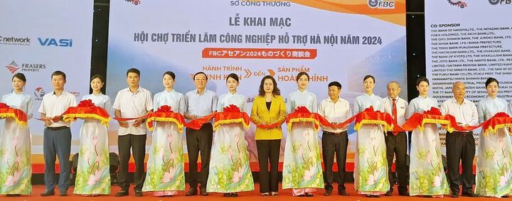 Các đại biểu cắt khai mạc Hội chợ Công nghiệp hỗ trợ thành phố Hà Nội năm 2024. Ảnh Hoài Nam