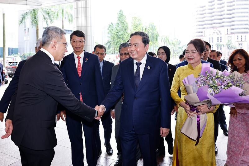 Lãnh đạo Tập đoàn Petronas đón Chủ tịch Quốc hội Trần Thanh Mẫn và Phu nhân. Ảnh: Phạm Thắng