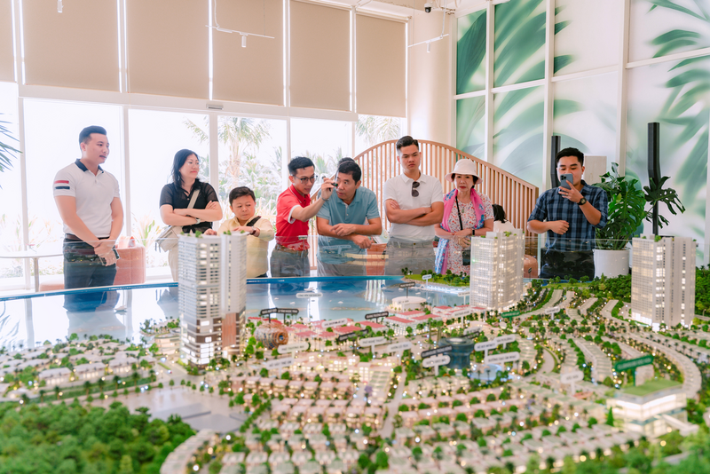 Khách hàng tham quan dự án, văn phòng bán hàng và trải nghiệm nhà mẫu La Tiên Villa