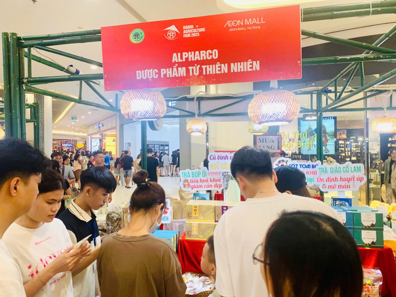 Công ty CP Dược phẩm Alphaco mang đến hội chợ những sản phẩm chế biến chuyên sâu từ thảo dược với vùng dược liệu đạt tiêu chuẩn hữu cơ