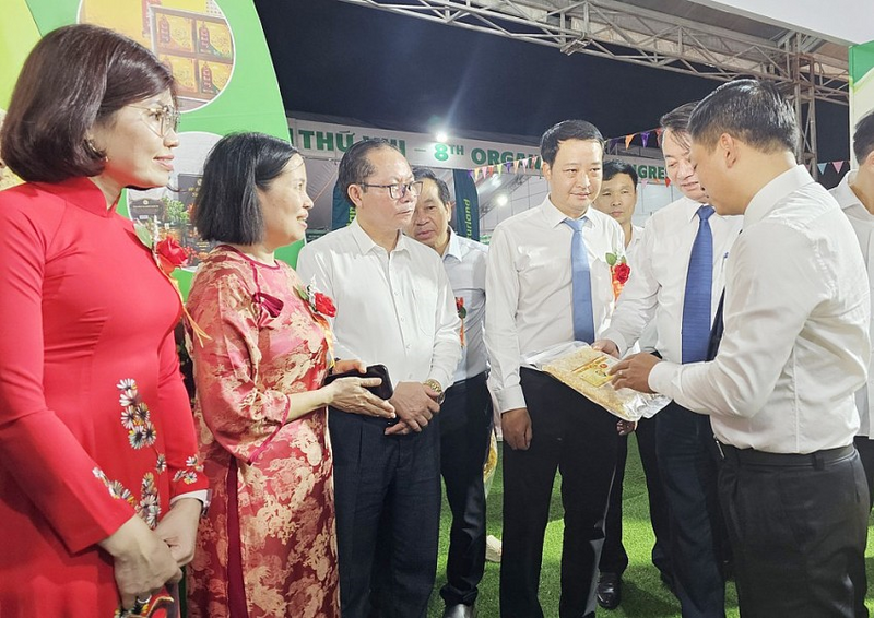 Lãnh đạo Cục Xúc tiến thương mại và lãnh đạo địa phương tham quan các gian hàng tại hội chợ