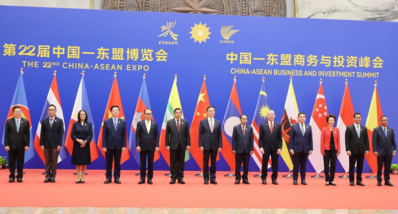 Phó Thủ tướng Mai Văn Chính và đại diện các nước tham dự Hội chợ CAEXPO 2025 và Hội nghị CABIS 2025. Ảnh: Vietrade