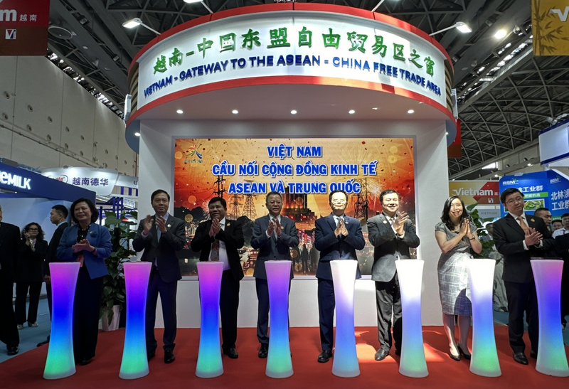Phó Thủ tướng Mai Văn Chính cùng các lãnh đạo khai trương Khu gian hàng Việt Nam tại Hội chợ CAEXPO 2025. Ảnh: Vietrade