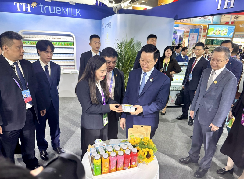 Phó Thủ tướng Mai Văn Chính đi thăm gian hàng Việt Nam tại CAEXPO 2025. Ảnh: Vietrade