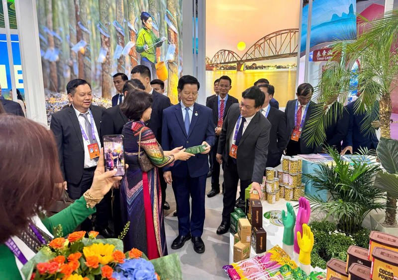 Phó Thủ tướng Mai Văn Chính đi thăm Gian hàng quốc gia Việt Nam chủ đề "Thành phố Đẹp" tại CAEXPO 2025. Ảnh: Vietrade