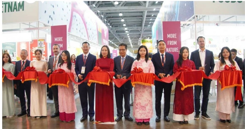 Các đại biểu cắt băng khai trương khu gian hàng Việt Nam tại WorldFood Moscow 2025. Ảnh: Vietrade