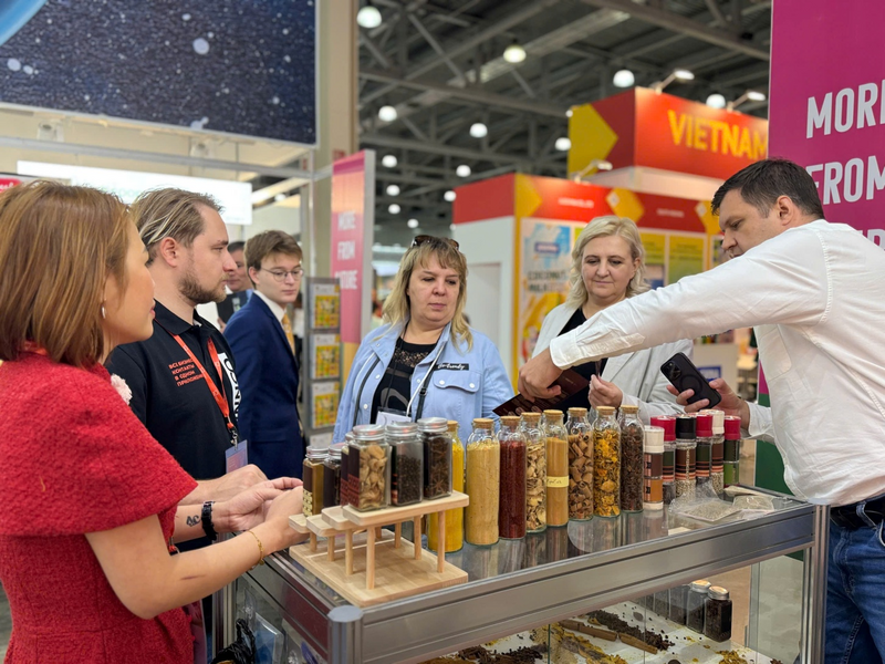 Khách hàng tìm hiểu về hàng Việt Nam tại WorldFood Moscow 2025. Ảnh: Vietrade